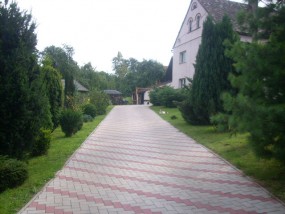 W gospodastwie znajduje się miejsce na ognisko oraz grilla altanka