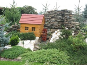 Kaskady, skalniaki, murki w ogrodzie
