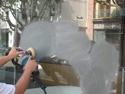 Usuwanie zarysowań i graffiti ze szkła