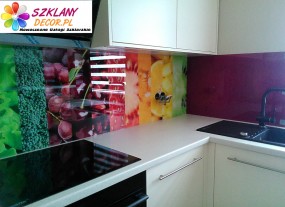 Panele szklane pomiedzy szafki kuchenne