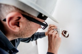 Montaż osprzętu elektrycznego